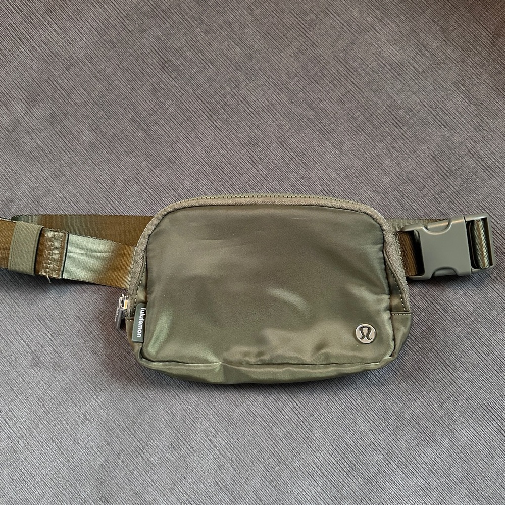 NWOT Lululemon everywhere belt bag olive green crossbody shoulder bag Fanny pack
